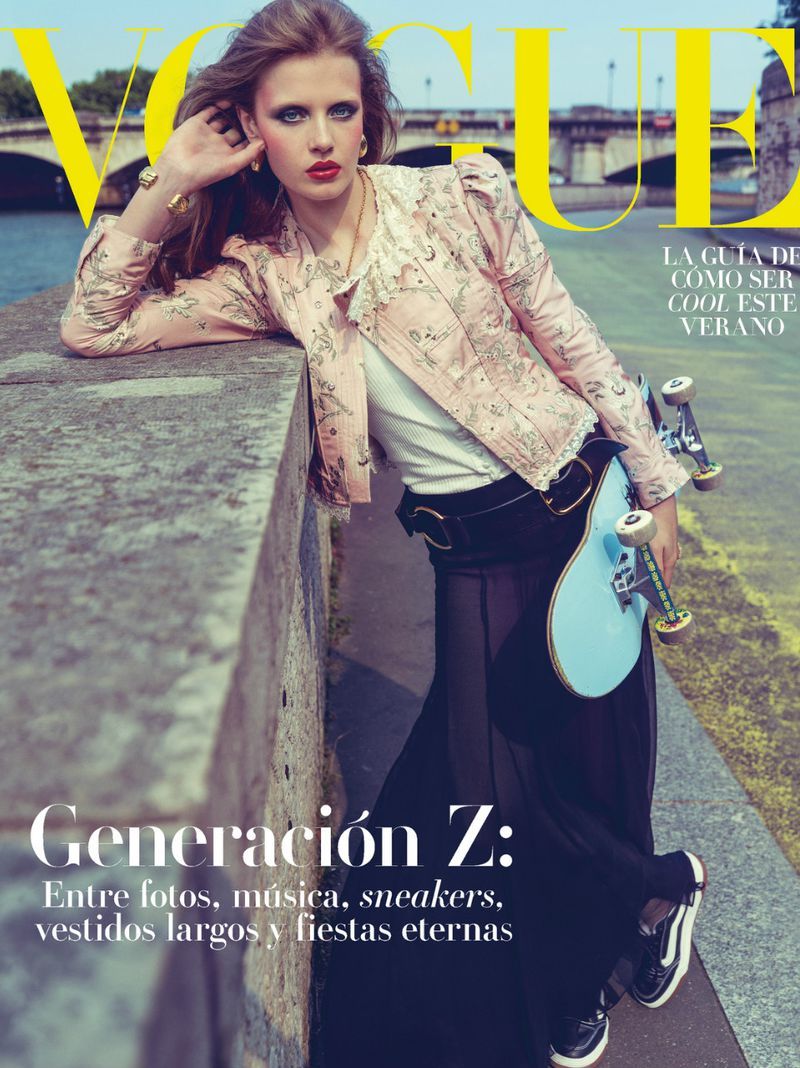 模特Ella Mccutcheon登上墨西哥版《VOGUE》2025年7月刊封面