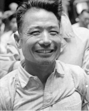 1949年，臭名昭著的汉奸朱大同被枪毙，周围骂声不断，可他脸上却始终挂着笑容，陈