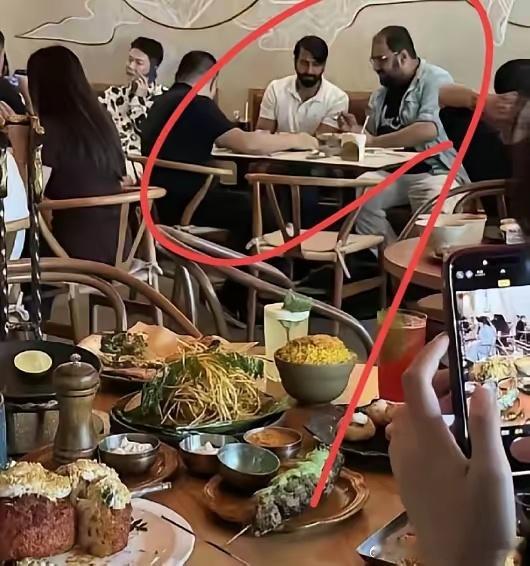 俩印度游客在瑞金二路一家酒吧闹事，说要咖啡要食物，老板说没有，只能喝酒，后来直接