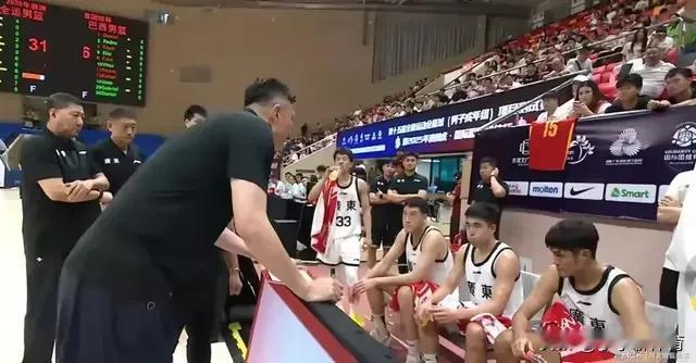 胆子大了，许昕成广东男篮第一人

昨日广东全运会男篮与巴西男篮热身赛的比赛休息，