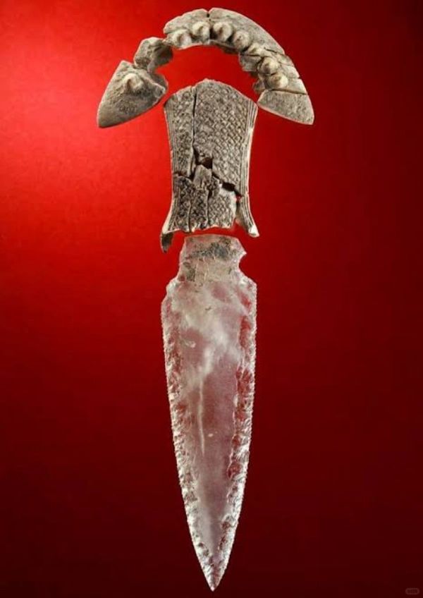 在西班牙蒙特里奥·索洛斯的巨石墓(公元前3000年)，发现的一把由水晶制成的非凡...