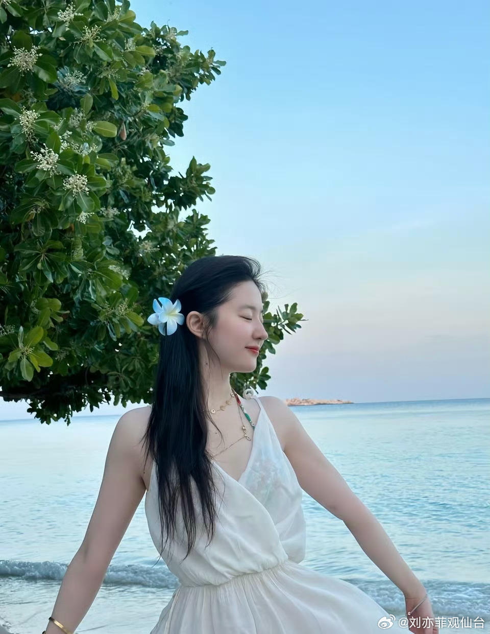 演员刘亦菲[超话]  真正的成熟是接纳不完美的自己看过一句很打动人的话：“小时候