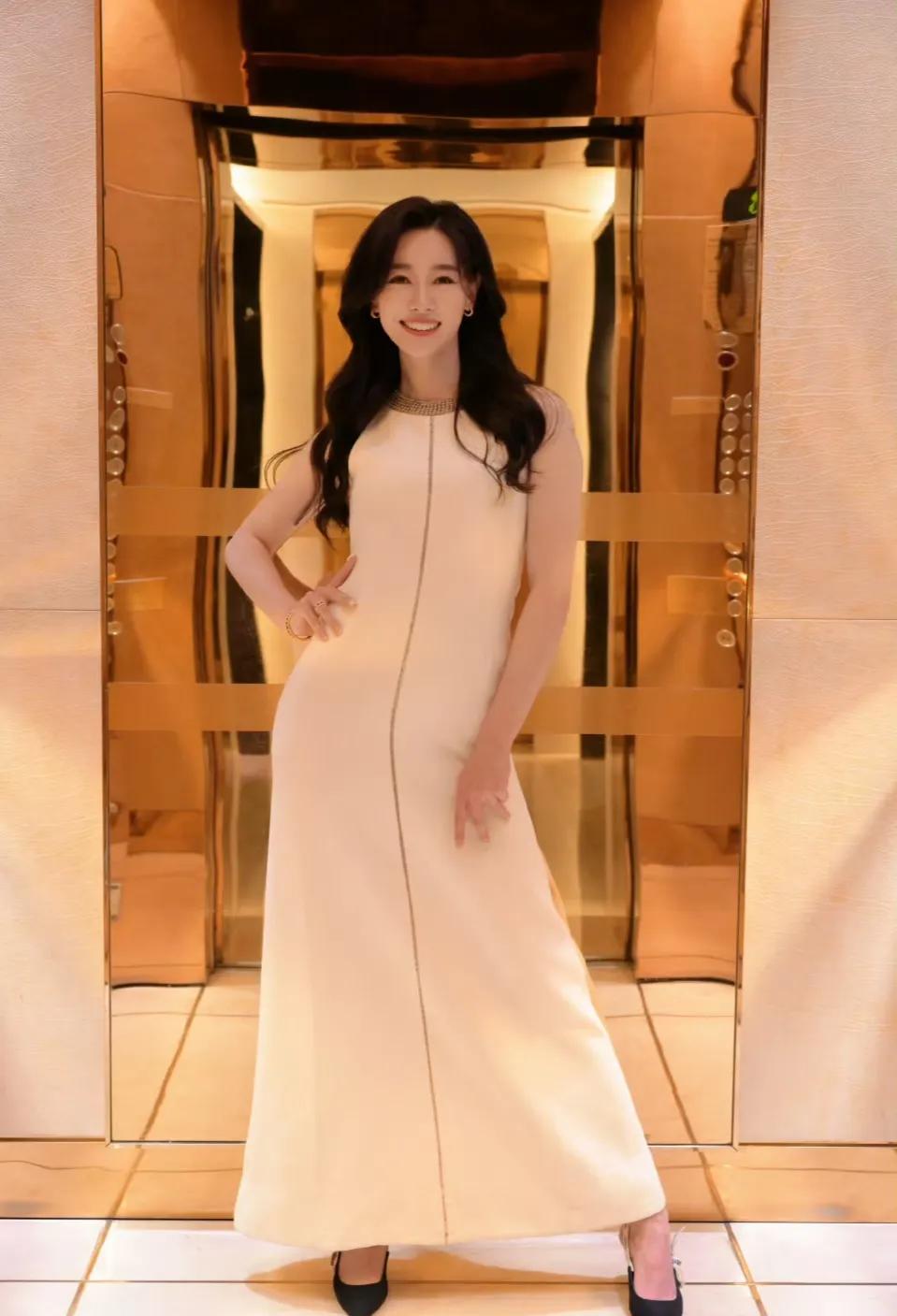 照片中的姑娘颜气质出众，颜值绝佳，身材高挑曼妙。一眼看上去就像高颜值的影视明星的