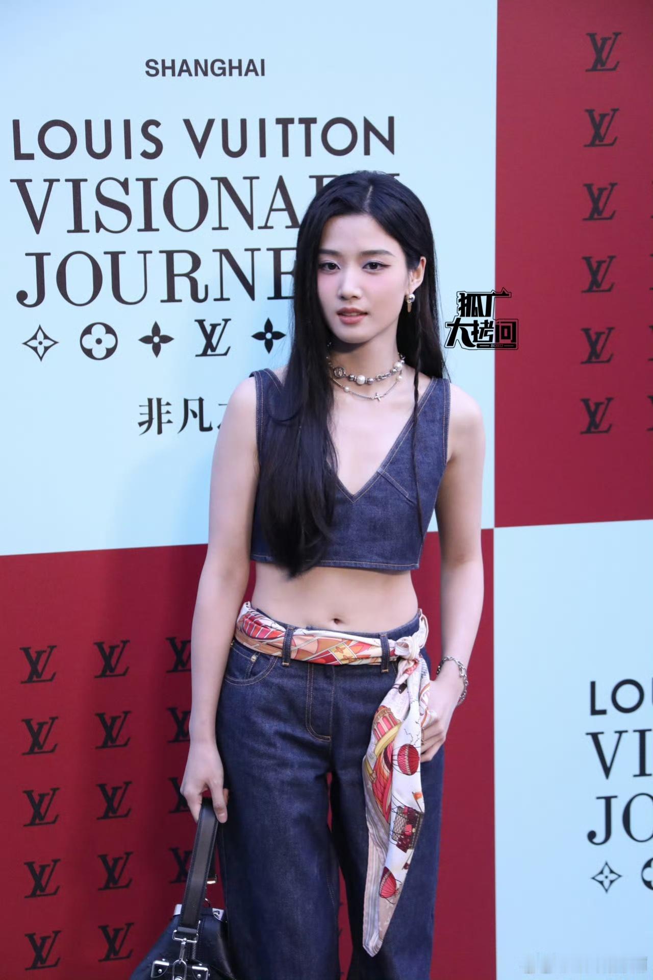 鲈鱼腿不短的，很多图能看出来虎口过裆了。但是她头肩比一般，披发特别显头大，小h身