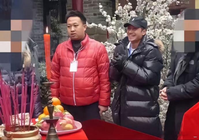 于正那天穿了红衣   “何晟铭小气鬼！”“算了，何晟铭天天开心！”       