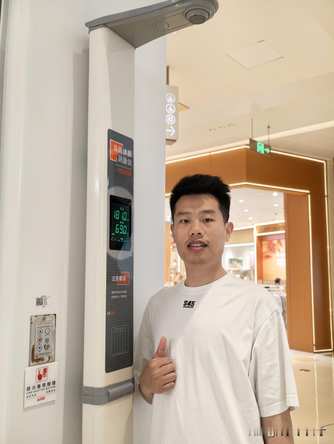 AI脸看着确实不舒服，但像我这种顶级脸你们应该喜欢吧？

还有我这种顶级的身高和