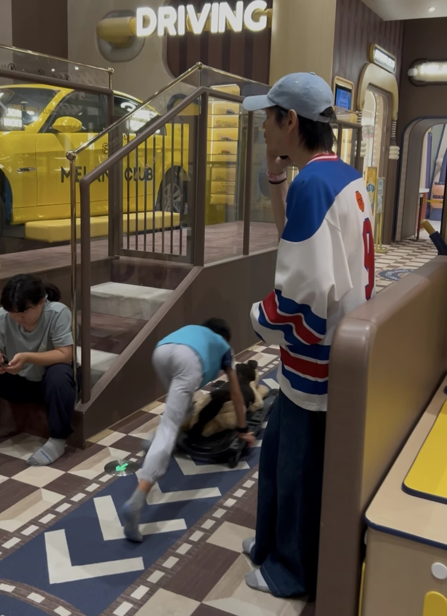 向佐夫妇北京遛娃被偶遇，两人穿搭反差大，郭碧婷打扮朴素像保姆 