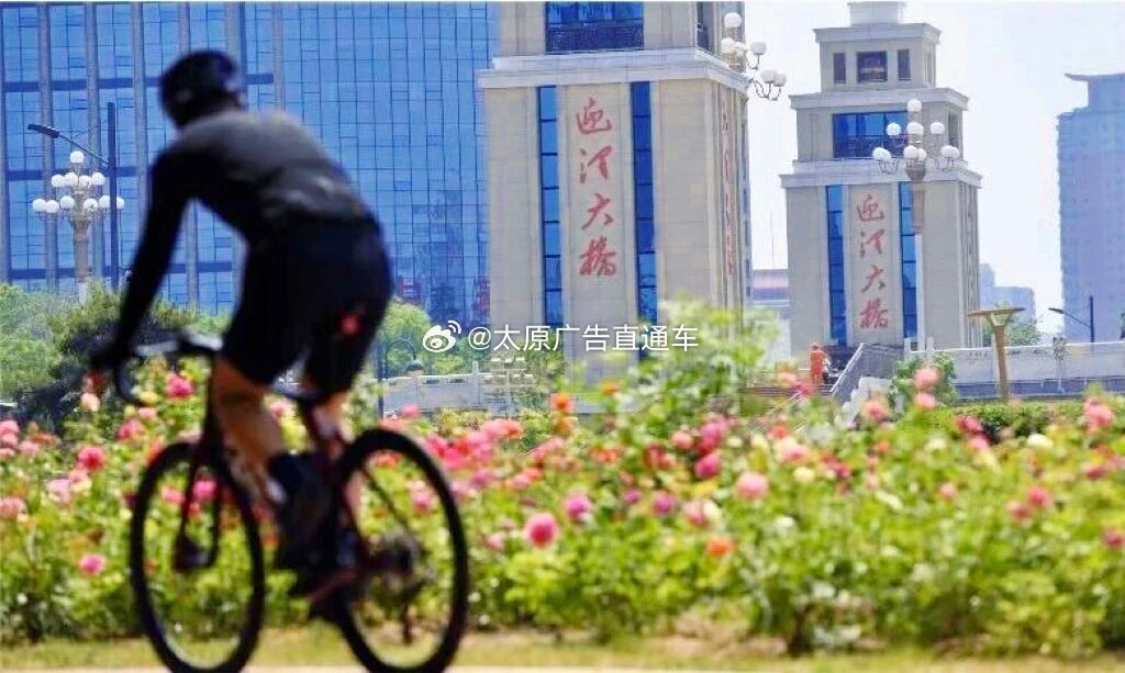 太原迎泽大街百花盛开  五月的和风，拂过“三晋第一街”迎泽大街，唤醒东西段花海盛