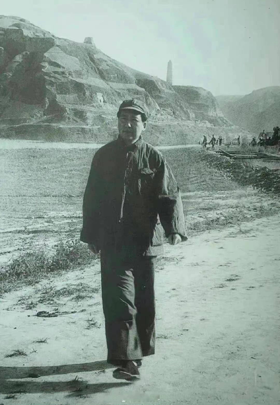 【纪念教员逝世49周年】他以“星星之火可以燎原”把弱小力量发展成巨大力量。他以“