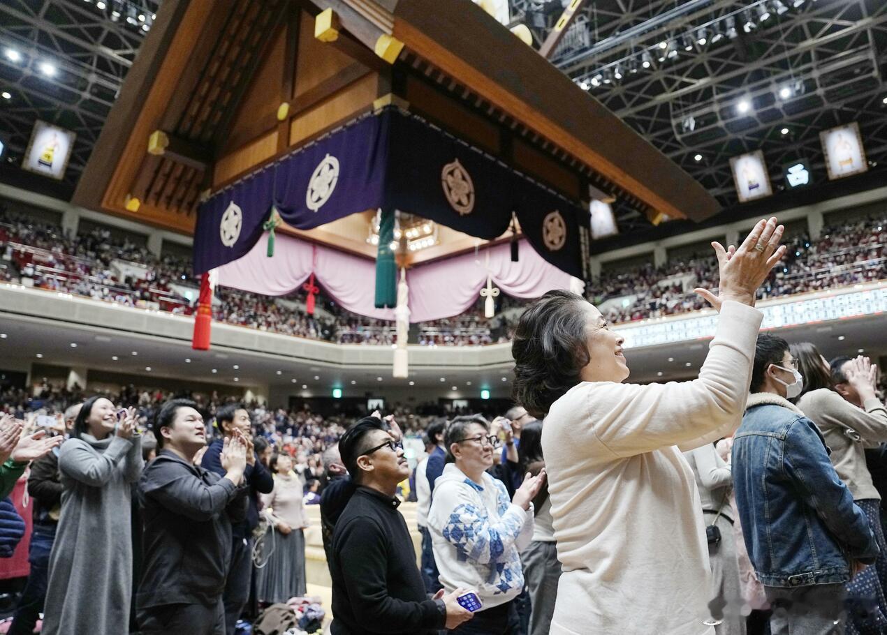 日本天皇一家观看相扑新年赛事海外新鲜事日本 据共同社1月19日报道，日本天皇夫妇