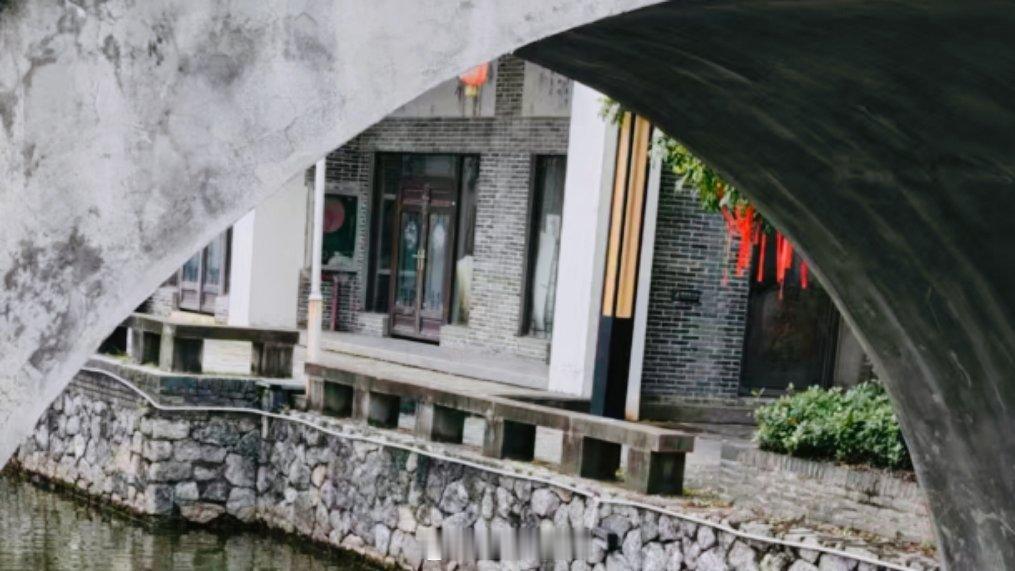 生活手记 谁懂啊！来广西北流水街真的来对了！🌿青砖黛瓦依水而建，乌篷船轻轻摇过