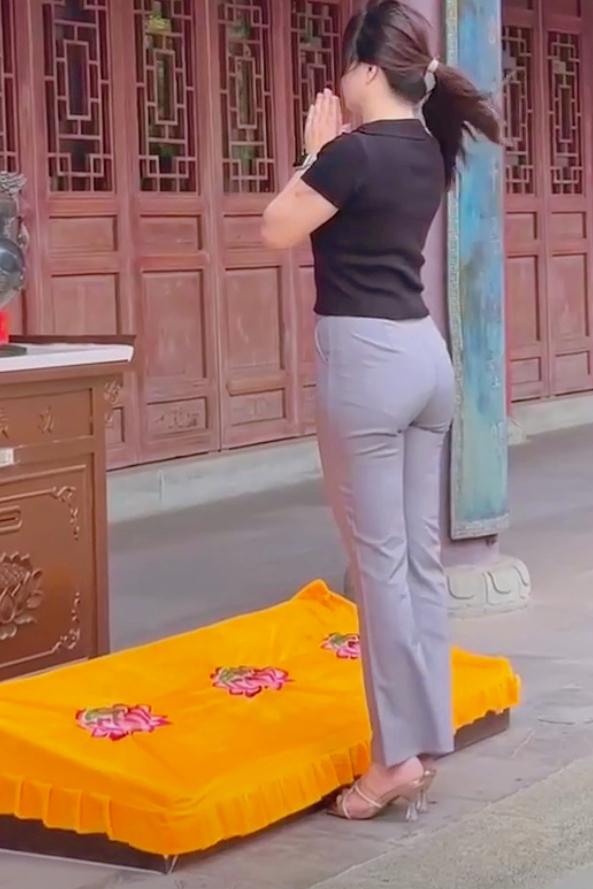 大家是否留意过这样的现象？
老人与世长辞，
儿女不再哭丧。
而是请乡村乐队，
来