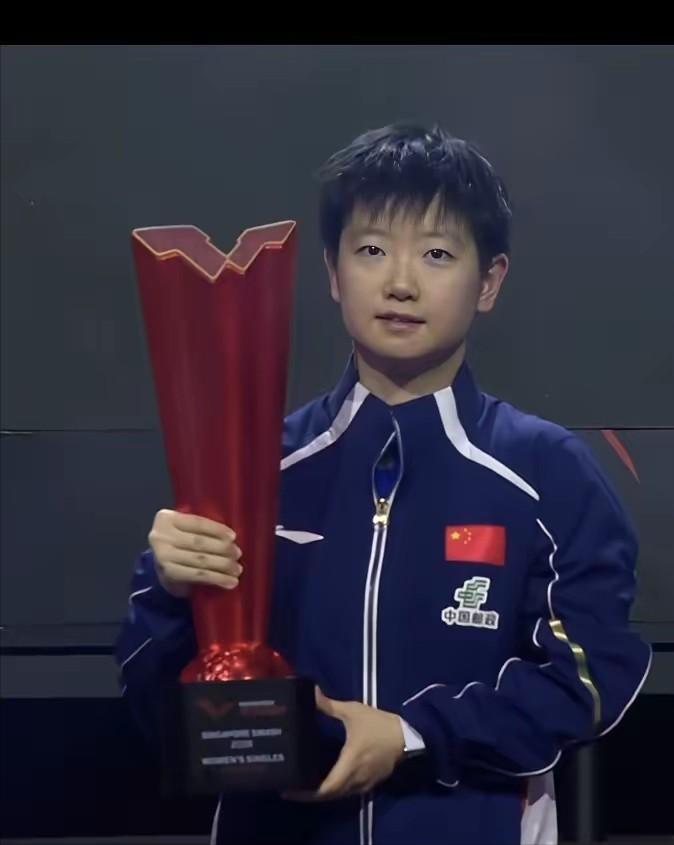 孙颖莎这次算是在新加坡“炸了场”，不是因为她的人气有多高，也不是刘国梁专程来观赛
