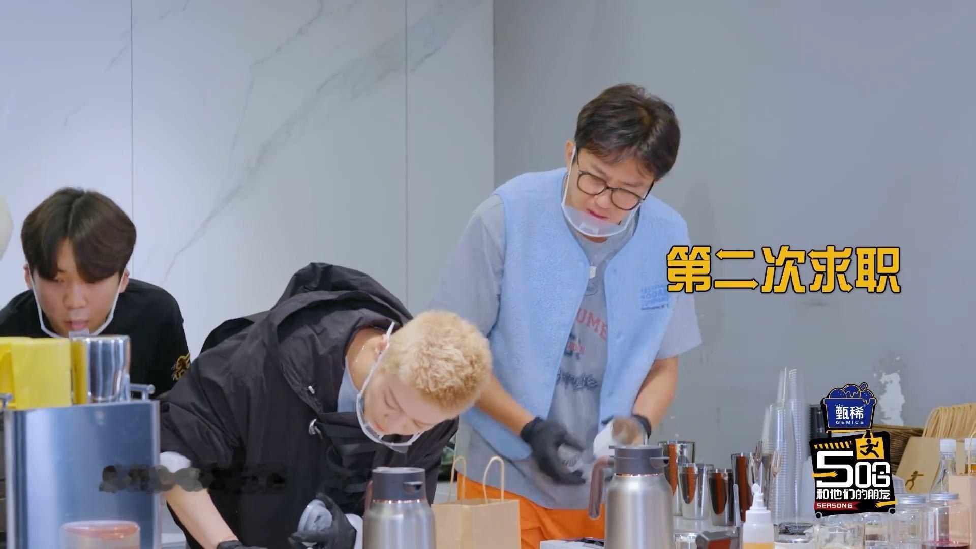 鹿晗连拒邓超鹿晗二连拒绝邓超 邓超今天在咖啡厅的求职之路有点坎坷，想套杯套被拒想