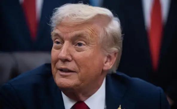 说他是商人吧，可他愣是干了两届美国总统。

说他是政客吧，可他愣是把商人模式搬到