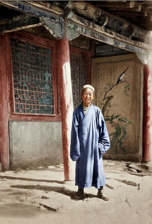 这张老照片里的，正是敦煌藏经洞的发现者王圆箓。
他站在古旧的中式建筑檐下，身着宽