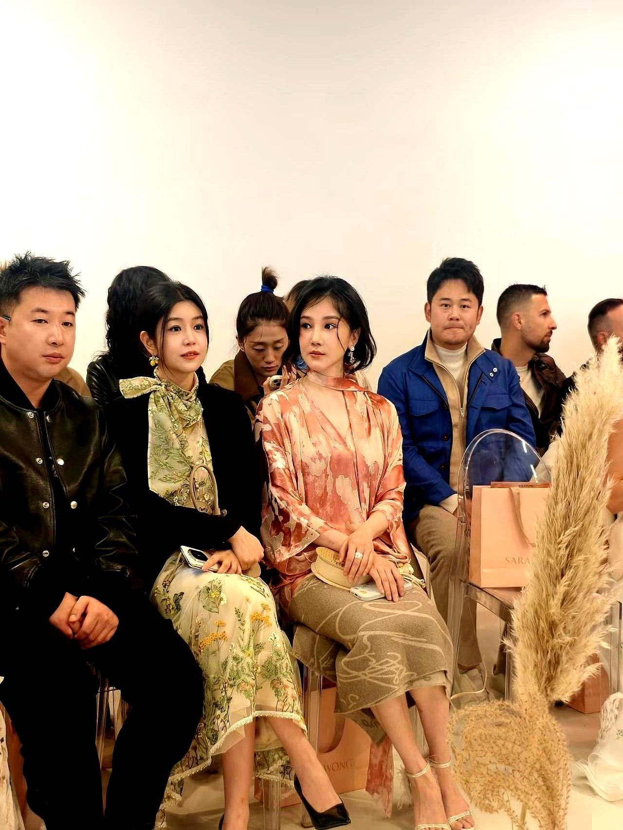 自然脸才是娱乐圈最后的硬通货。
 
高清镜头从不撒谎。陈妍希42岁状态被赞“抗老