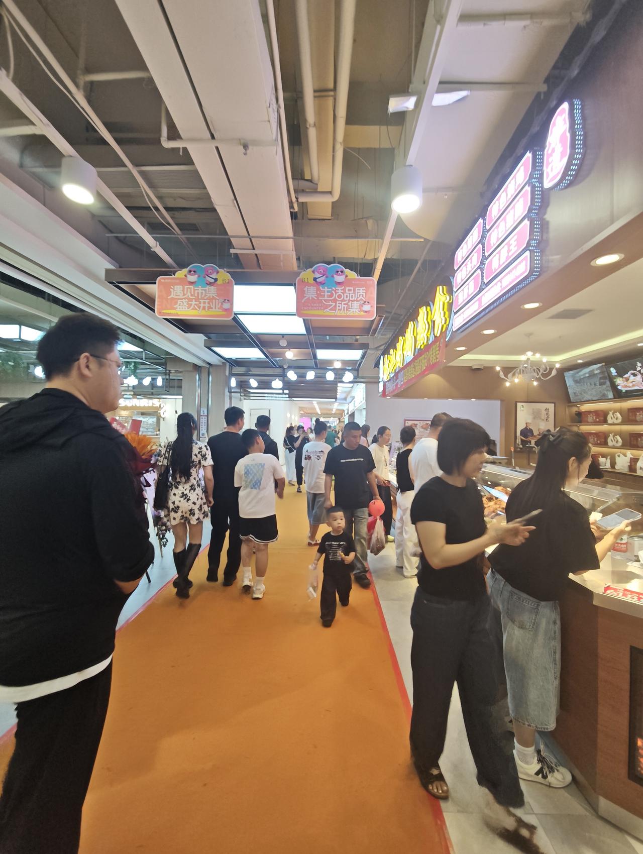 中东城市购物广场，负一楼这是又从新装修了。现在整个负一楼以吃为主。各地名吃小吃，