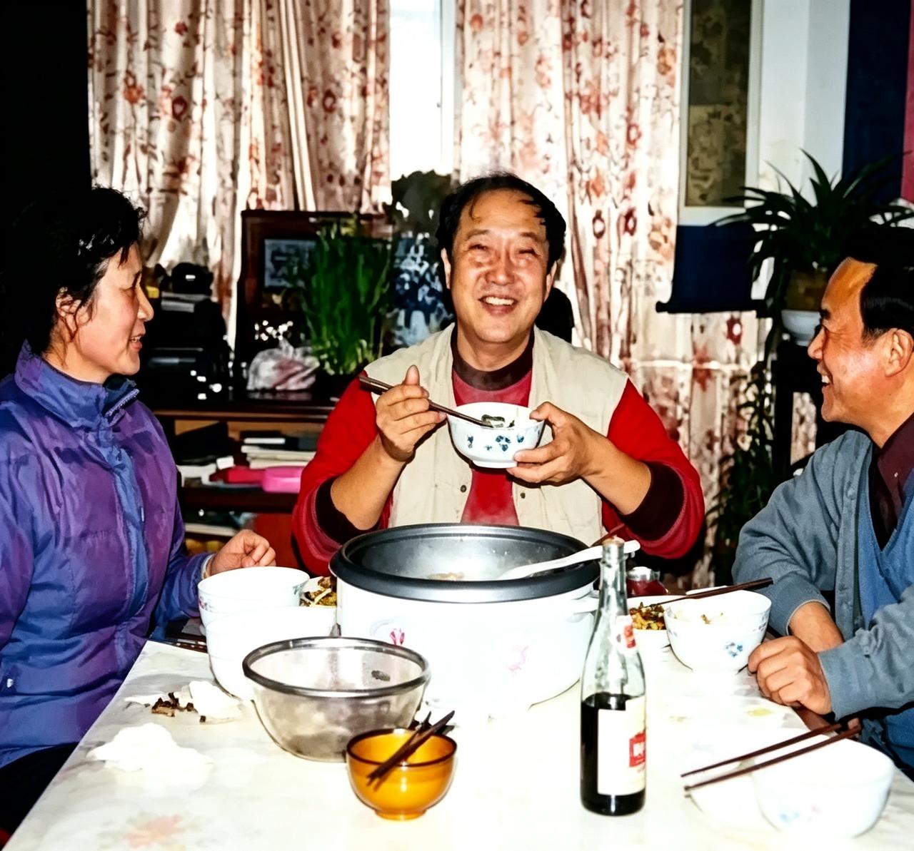 当年牛群在蒙城挂职，去书记孙克杰家吃便饭。看着这满桌家常菜和笑脸，真挺感慨。后来