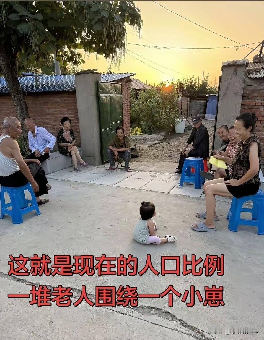 门前有滚地小孩，屋内有白发老翁，这就是天伦之乐！