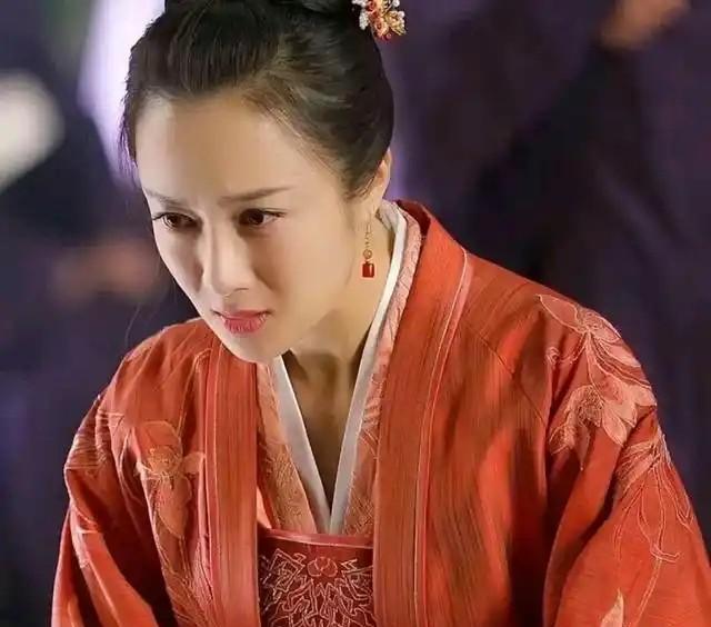 顾廷烨看曼娘和看明兰，用的是两双眼睛。
一双蒙着雾。
曼娘唱曲，腰肢一软，他眼底