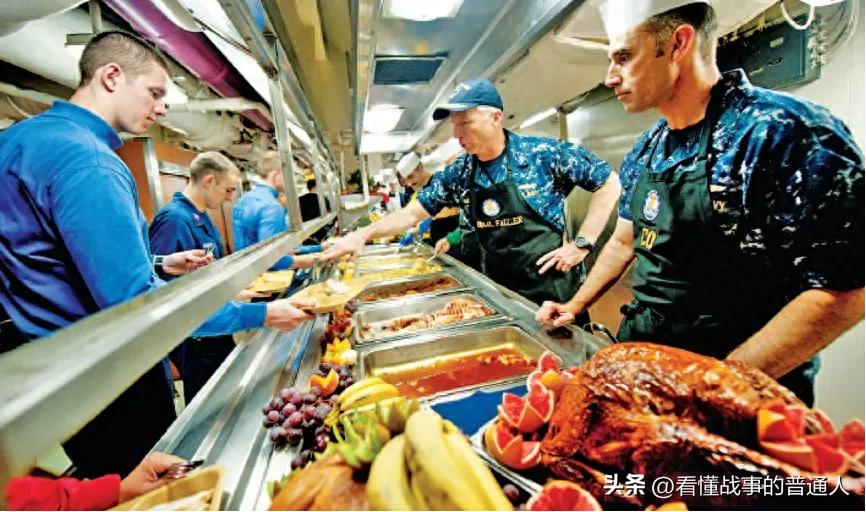 2月21号，某中国网友盯着美军大兵的餐盘看了三秒，给出判断：对伊朗的军事行动就在