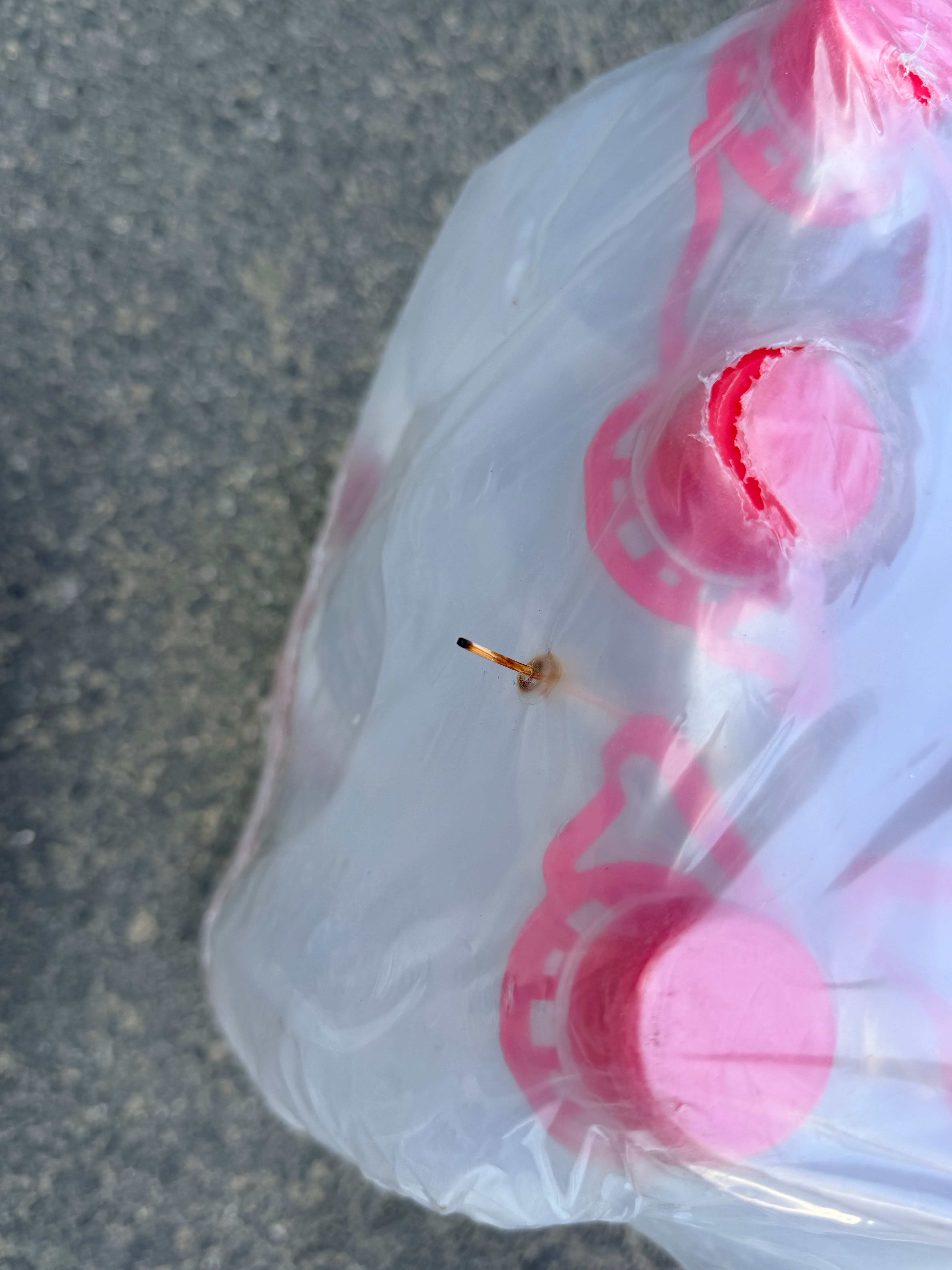 刚取快递发现一个这东西，插塑料上这不怕着火么？[思考][思考]  ​​​