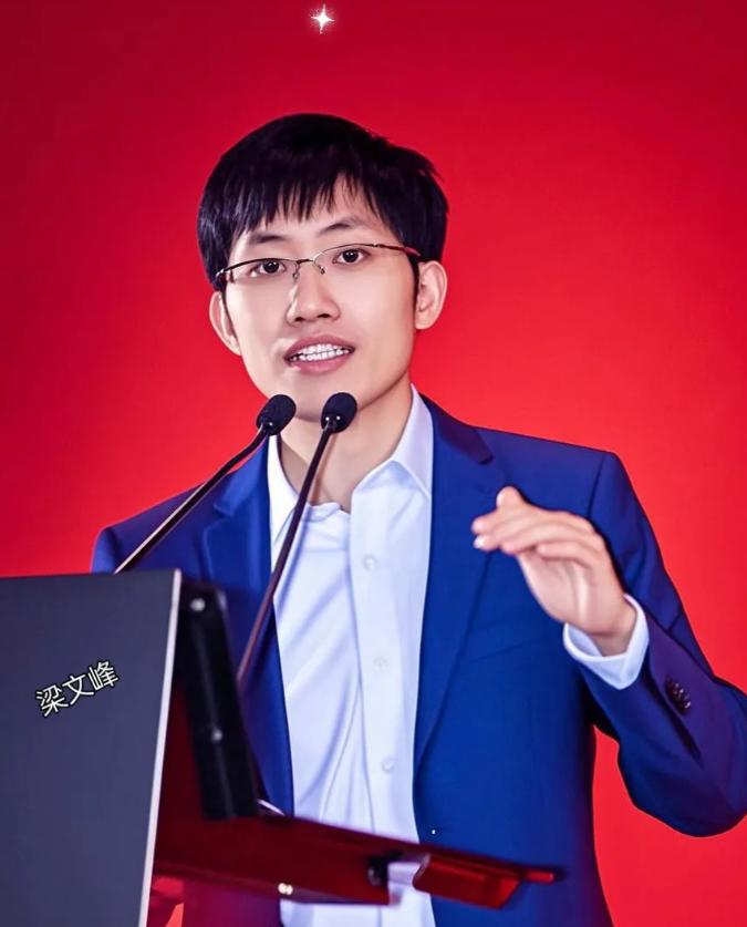 钱到账500亿，梁文峰没开发布会，没搞营销造势。转身就去了内蒙古草原招人，盖机房