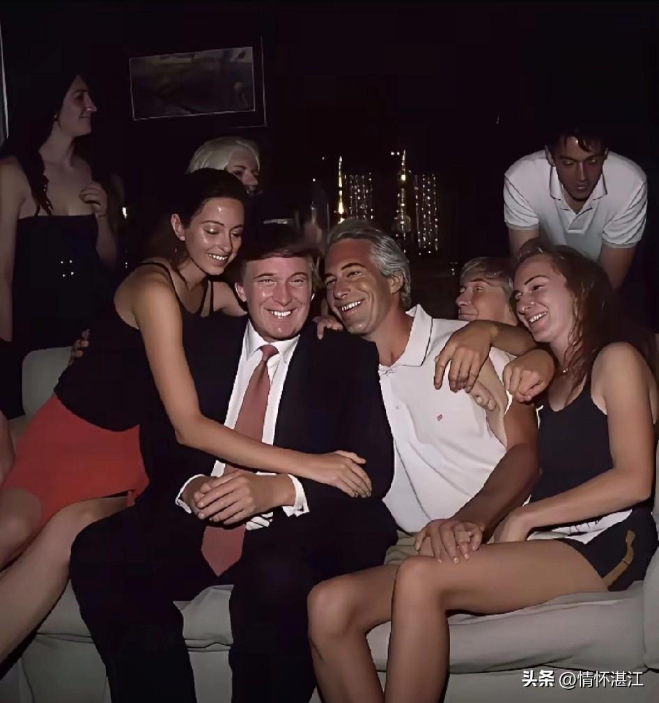 特朗普最想撕掉的照片，肯定是这一张！当特朗普与爱泼斯坦的事情正要被媒体與论开涮的