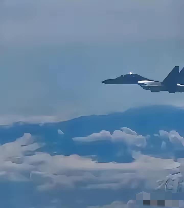 解放军这次不演了，直接掀翻台湾这张无理取闹的桌子！
​台岛东部空域，台军竟污蔑解