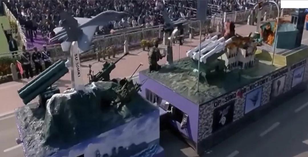 阿三，你阅兵时秀摩托车杂技、展示国产武器，甚至弄个骆驼队也就罢了，何必把印巴空战