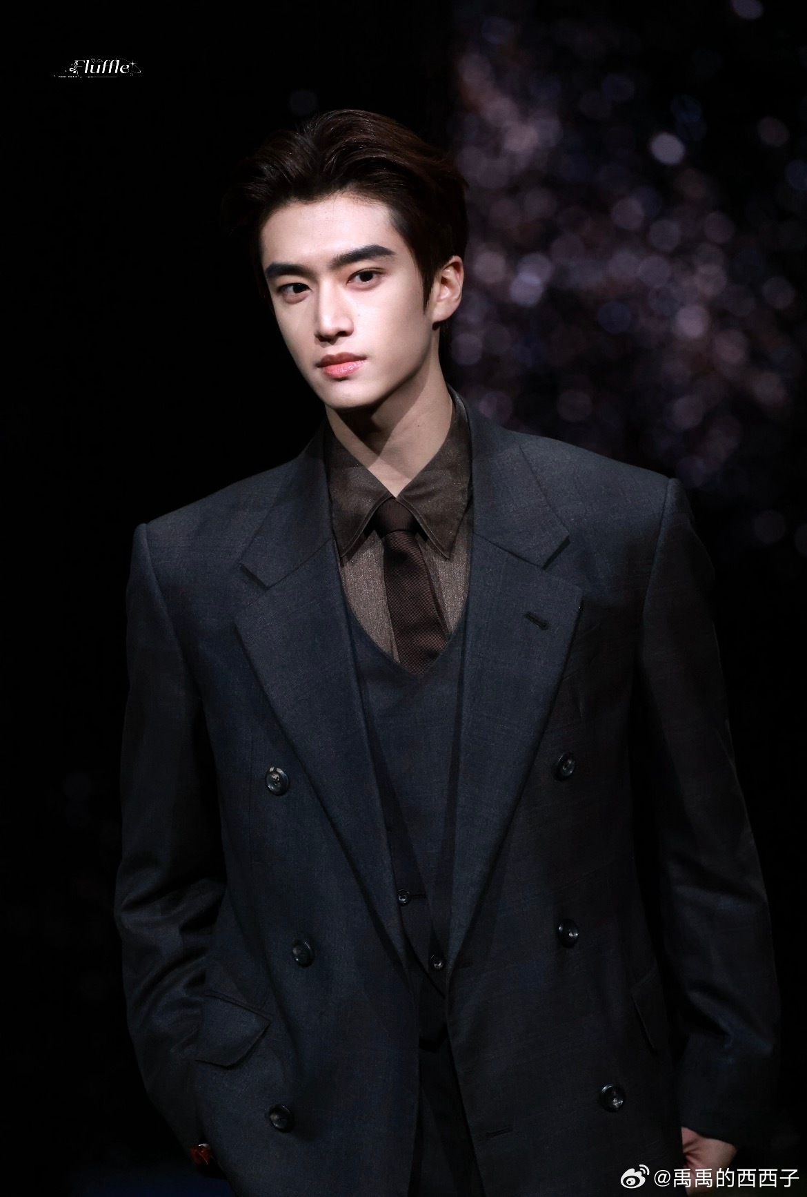 张康乐好正的五官 张康乐这五官比例真的绝了，眉眼间距恰到好处，鼻梁高挺不突兀，唇