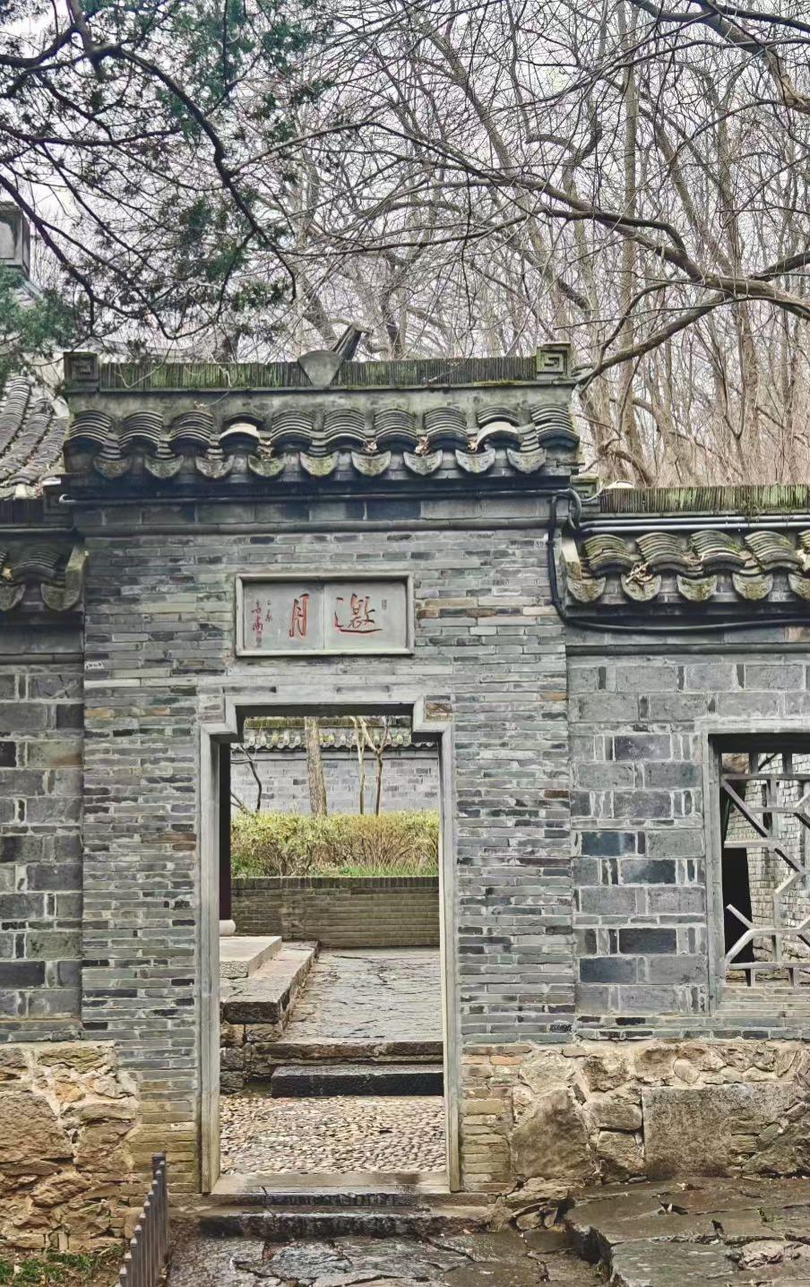 灰砖把光阴砌成门扉的诗，枯树与古墙私语，门内的石阶正等脚步叩响旧岁的回响。
🍂