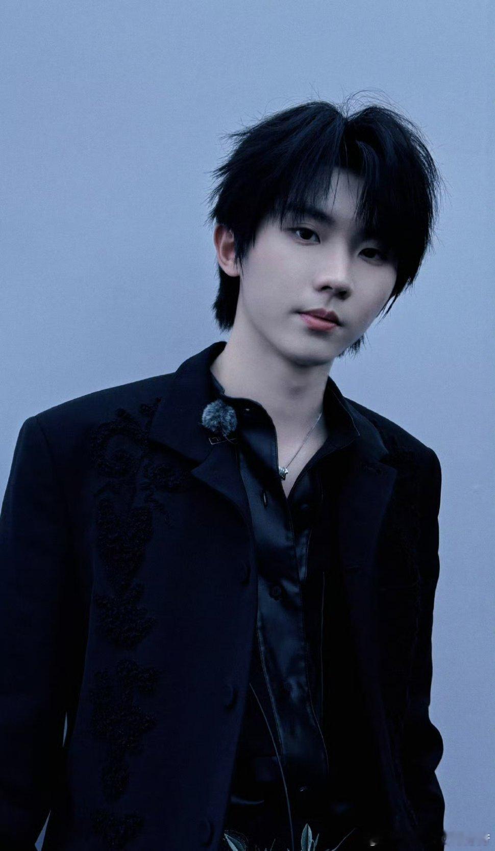 #马嘉祺穿西装打电竞#谁懂马嘉祺穿西装打电竞的含金量啊！！！真的别太帅[哇]妥妥