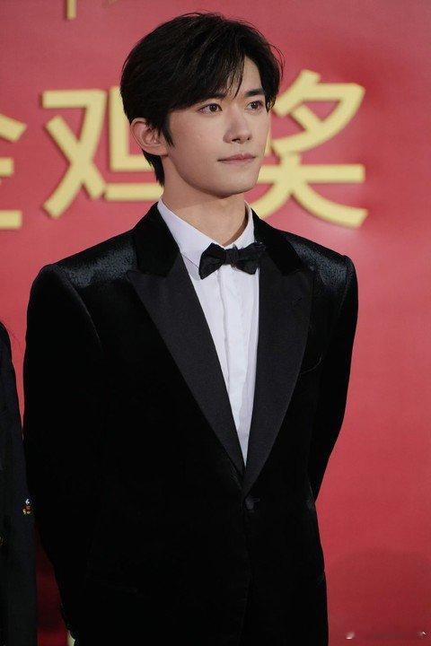 喜欢他这份不张扬的清醒，把光环藏在作品背后，用一个个鲜活角色说话，踏实又有力量，