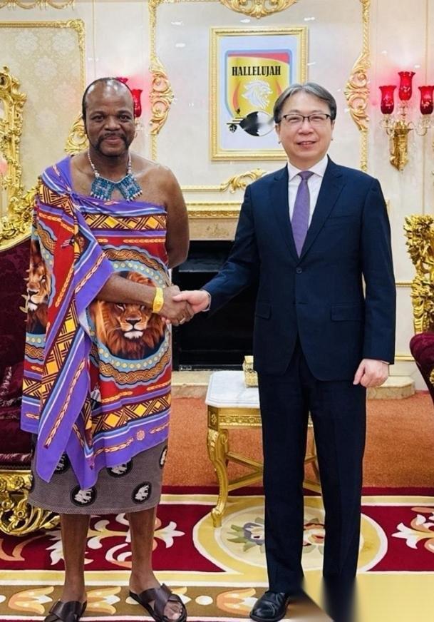 非洲唯一一个还承认台湾的“独苗”，最近又上热搜了。国王姆斯瓦蒂三世，身上裹着传统