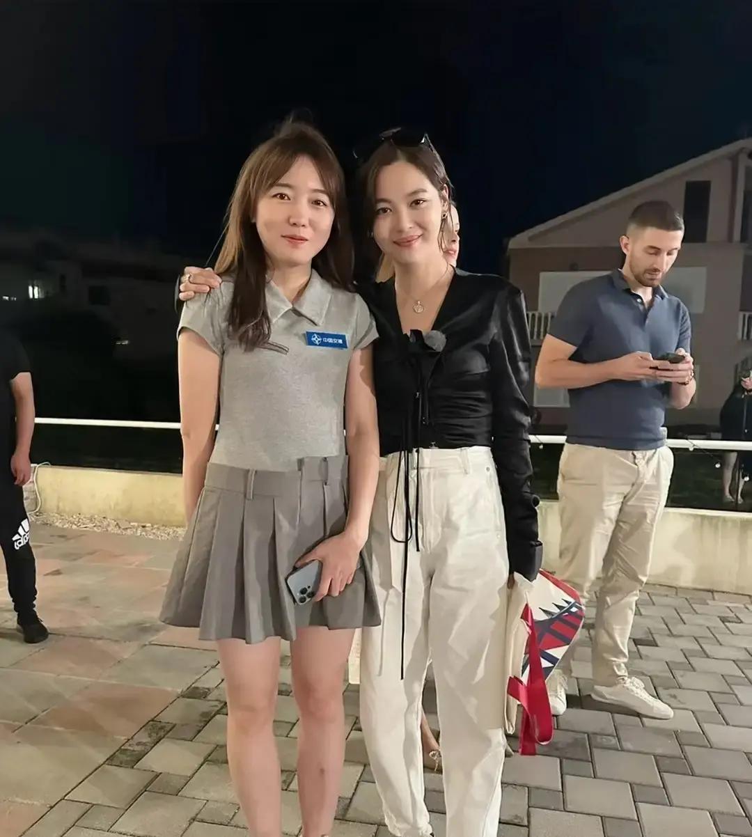 王子文当场脱掉高跟鞋，摄像师愣住了。
你以为的159cm，可能是一双羊毛袜的厚度