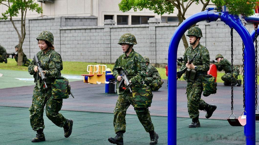 5月9日台军首次召回后备女军人（女性教召）有点好玩：
首先地点看起来像是幼儿园或