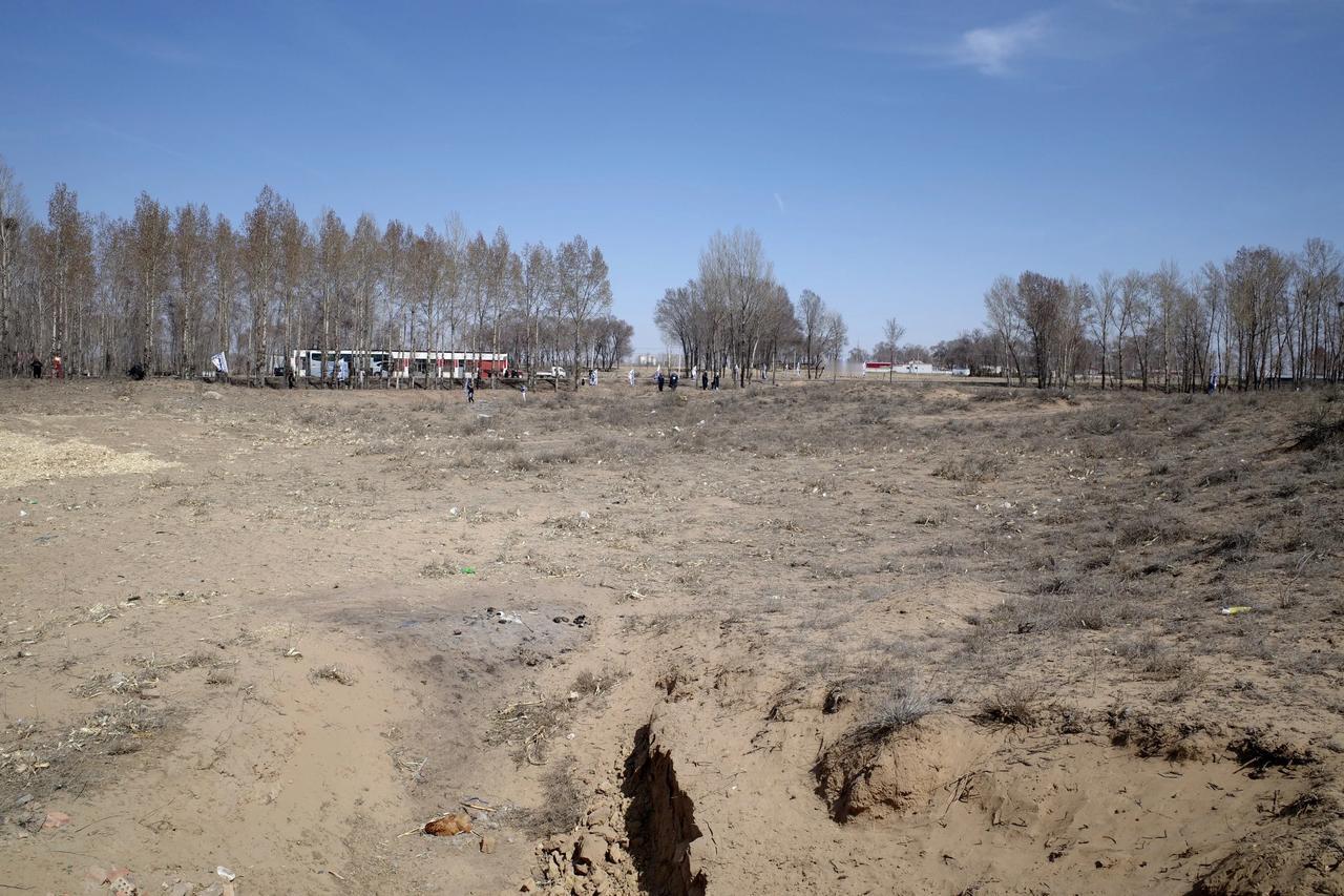 你能想象吗？内蒙鄂尔多斯市达拉特旗新民堡村这块荒地的下面竟然长眠着500多位抗日