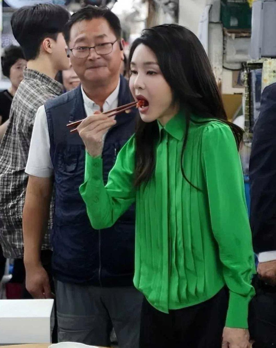 韩国第一夫人这颜值真是不老啊！像个娃娃脸啊！她应该比她老公更受欢迎！ ​​​