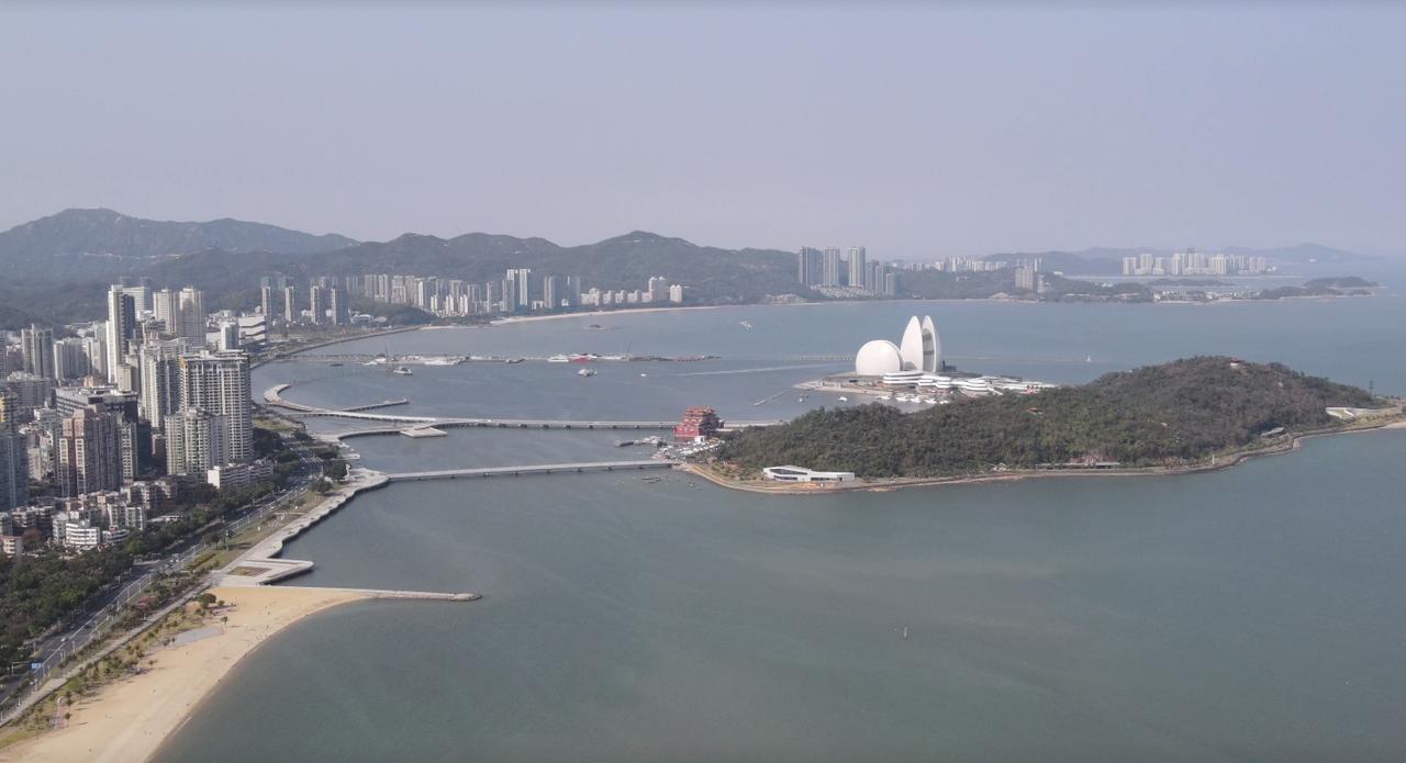 在珠海读大学，可以拥有什么？

以前，珠海走出过董明珠、雷军这些大咖；

现在，