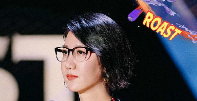 仔细看易立竟，女主故意扮丑的赶脚。鹅蛋脸，五官立体饱满，眼睛坚定有神，知性，完全