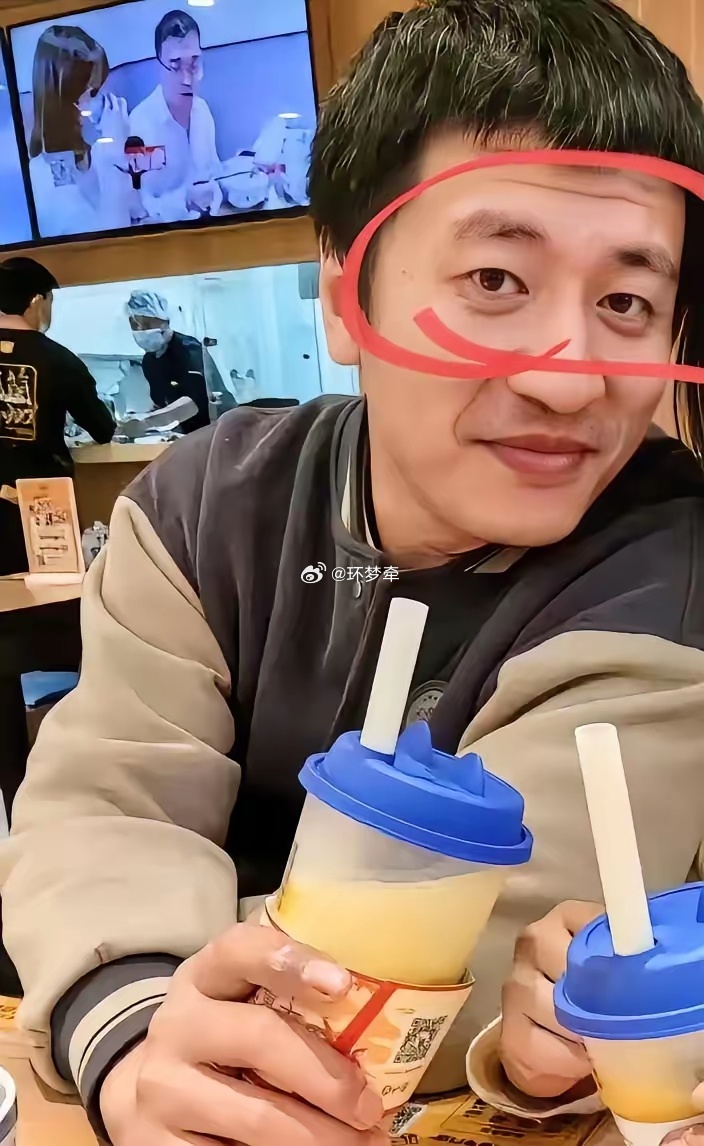 面相不会骗人，张雪峰常年顶着一对大黑眼、大眼袋，嘴唇还发黑，整个人看着就虚，明显