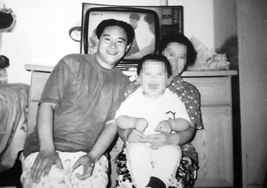1983年，北京一名18岁少年，因抢了路人1顶帽子被判流氓罪，并处以死缓，他积极