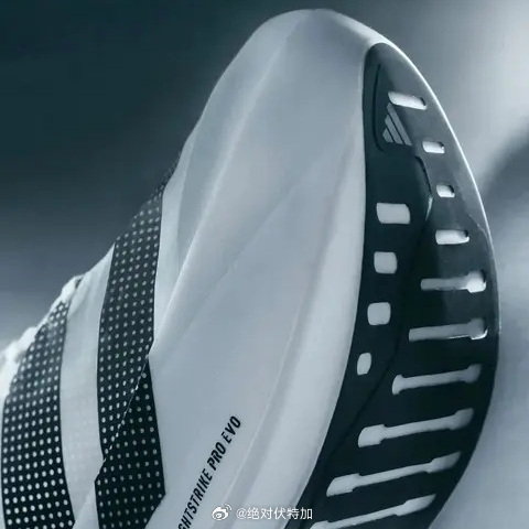2026上海半程马拉松中所见，这是ARE运动员都拿到阿迪达斯 adidas Ad
