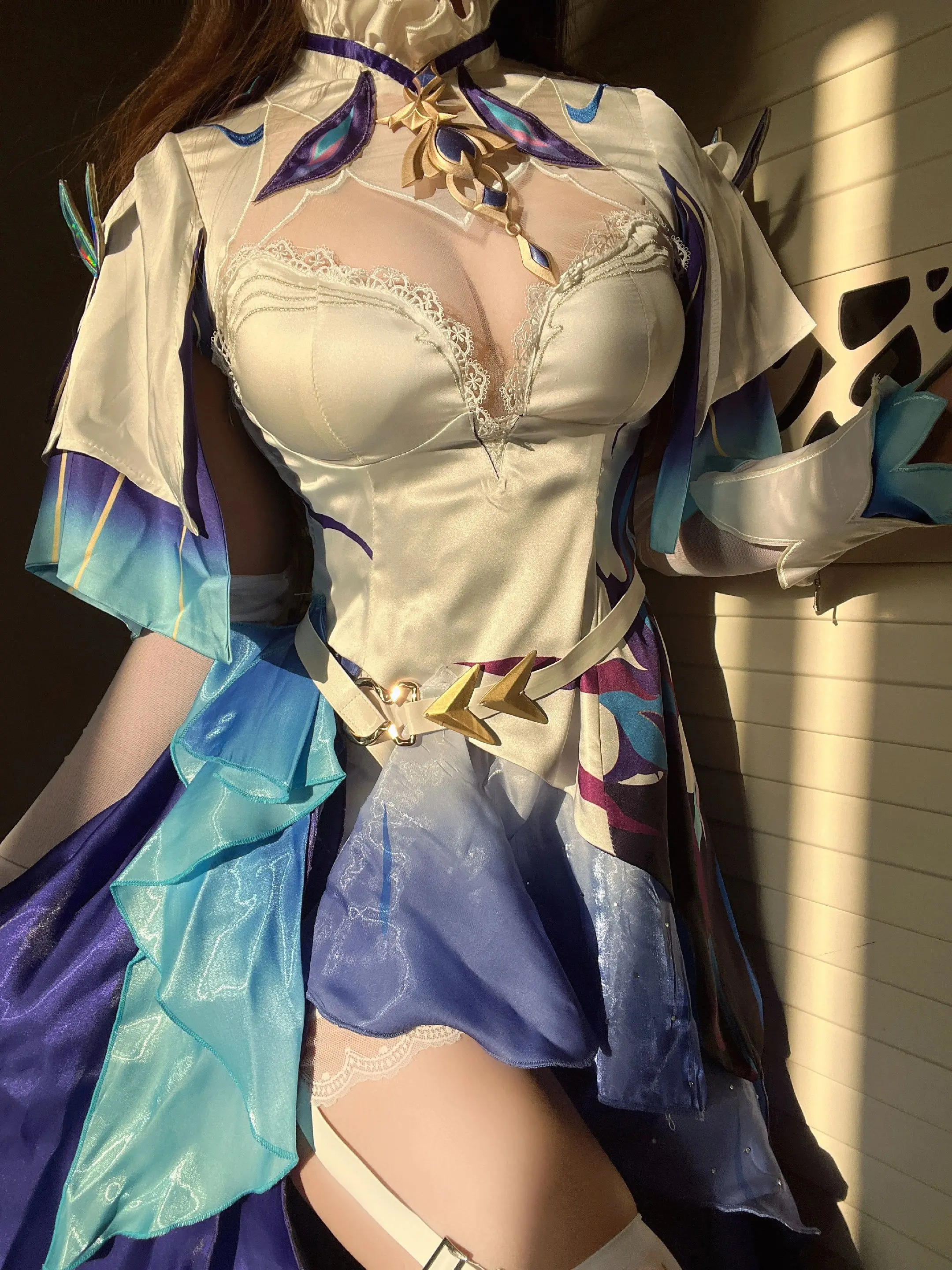 坎特蕾拉试衣。