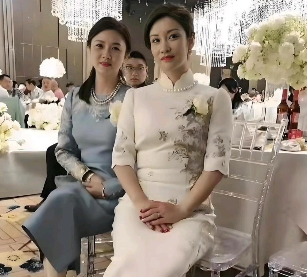 婚礼上的两亲母，都不是一般人家啊！ ​​​