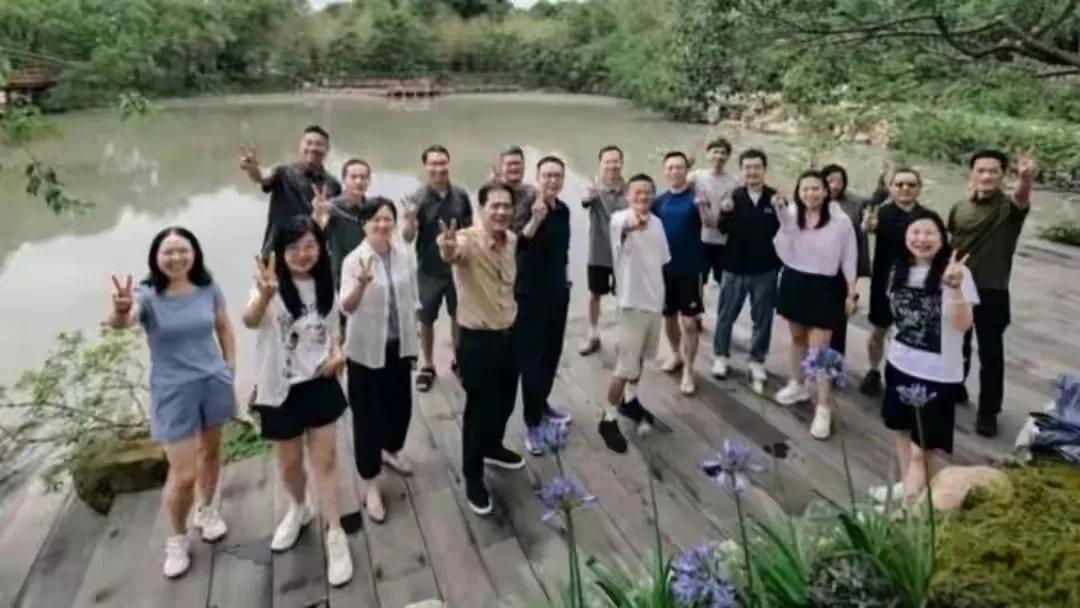 最近杭州郊外水田里，出现了还挺少见的画面——马云带着阿里和蚂蚁一众核心高管下田插