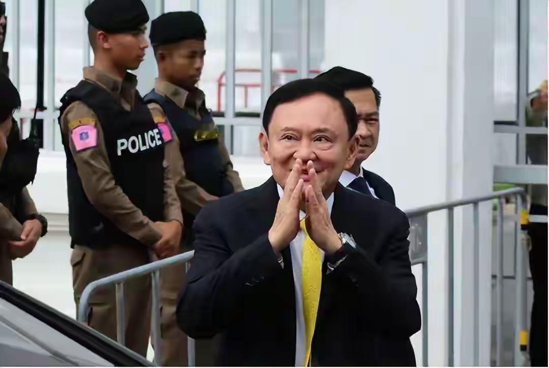 在泰国监狱服刑的他信的机会来了，这时候他信已经向国王递交了特赦的申请，想免除他的