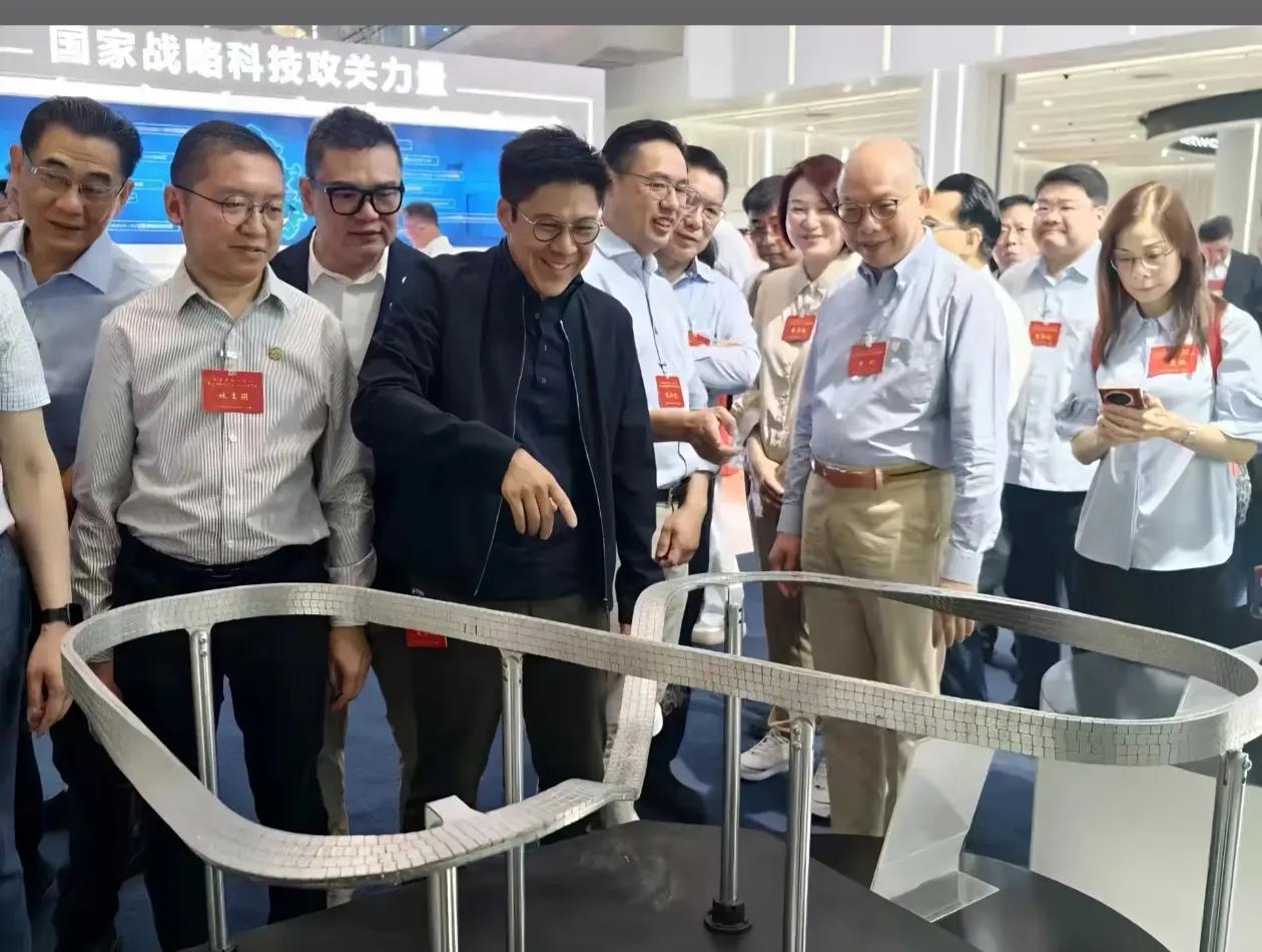 合肥的高科技现在真出名了，霍启刚专门来合肥参观学习了。